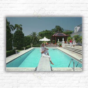 Stampa/poster con piscina e ombrellone di Slim Aarons - Denise Hanley con ombrellone a bordo piscina nella casa di Margo Lykes Holder, Palm Beach, Florida Aaron Photo