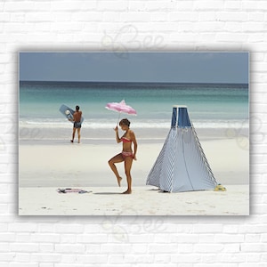Stampa/poster di Slim Aarons Harbour Island Bahamas - Una coppia si rilassa sulla spiaggia di Harbour Island, Bahamas, 1967. Aaron Photo