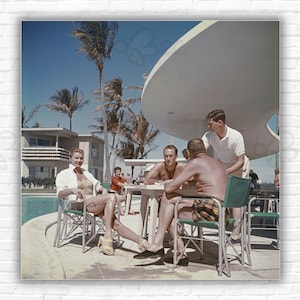 Stampa/Poster di Slim Aarons Esther Williams in Florida: la nuotatrice e attrice americana Esther Williams a bordo piscina con gli amici in Florida, 1955.
