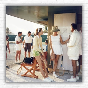 Stampa/poster Slim Aarons Tennis alle Bahamas - Vibrante scena di campo sulla spiaggia Caraibi Lusso e stile di vita Fotografia Arte murale