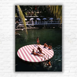 Impresión/póster de Slim Aarons La Concha Beach Club: bañistas en La Concha Beach Club, Acapulco, México Foto de arte mural