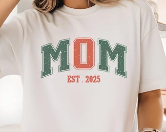 Maman Est. Chemise 2025 : cadeau de faire-part pour bébé Comfort Colors®