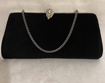 Pochette noire vintage, anse en chaîne, fermeture en métal/strass, 11"