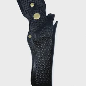 Peut inclure: Un &eacute;tui en cuir noir avec un motif de tissage en panier. L'&eacute;tui est dot&eacute; d'une fermeture &agrave; bouton-pression et de rivets de couleur laiton. La conception comprend une boucle de ceinture et une forme moul&eacute;e pour une arme &agrave; feu.