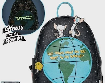 Peut inclure: Sac à dos noir avec les personnages de Pinky et le Cerveau, un globe terrestre et le texte "GEE, BRAIN, WHAT DO YOU WANT TO DO TONIGHT?". Le sac à dos brille dans le noir et possède un charm en forme de fromage.