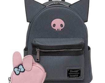 Peut inclure: Un sac à dos gris avec un emblème de crâne rose et des oreilles attachées, accompagné d'un porte-monnaie rose. Le sac à dos a une poche avant zippée et une petite poignée. Le porte-monnaie est en forme de lapin avec un nœud bleu.