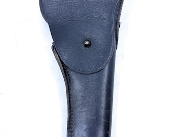 Peut inclure: Un étui en cuir noir avec un rabat et une fermeture à bouton métallique. L'étui a une forme incurvée et semble vintage. Le cuir a un aspect légèrement usé.