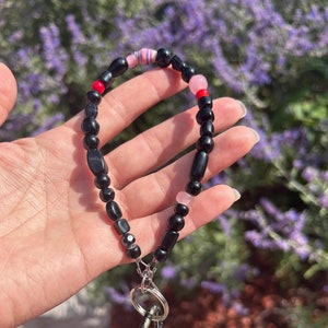 Llavero de pulsera con cuentas recicladas