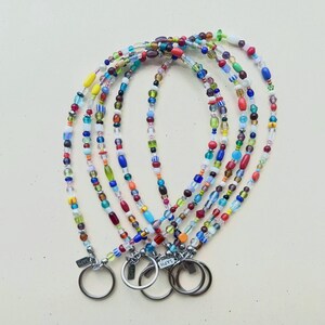 Llavero de pulsera con cuentas de vidrio multicolor