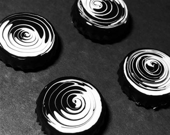 Aimants de réfrigérateur de bouchon de bouteille recyclés, peints à la main, torsion d'enregistrement noir et blanc