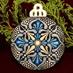 Ornamento dell&#39;albero di Natale in legno piatto dipinto a mano blu e argento, Dot Art Mandala
