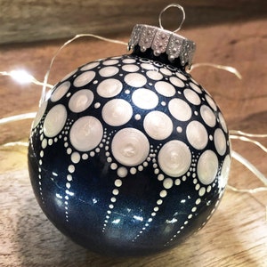 Schneefall Weihnachtskugel, Dot Art Mandala Kugel, metallisch blau und weiß, Erhältlich in klassischem Glas oder bruchsicherem Kunststoff