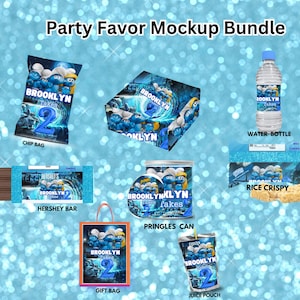 Könnte beinhalten: Ein Party-Favor-Mockup-Bundle mit blauem Thema und dem Text "BROOKLYN 2". Zu den Artikeln gehören eine Chipstüte, ein Hershey-Riegel, eine Pringles-Dose, eine Geschenktüte, ein Saftbeutel, eine Wasserflasche und eine Reis-Crispy-Packung.