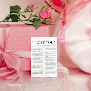Tarjeta con frases de "Te amo" en libros