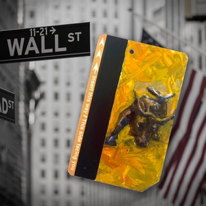 Êtes-vous optimiste ou baissier ? Peinture à l'huile originale de la ville de New York sur une carte recyclée de métro de New York - « Wall St Bull No. 8 »
