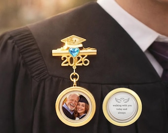 今日も、そしてこれからもずっとあなたと共に歩みます卒業記念ピンバッジ2026、カスタムメモリアルフォトブローチ、誕生石入り卒業ガウンピン、愛する人を偲ぶギフト