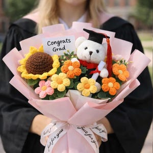 Class of 2026 knitted Crochet Flower Graduation Bouquet,Graduation Knitted Flower with Grad Bear,Handmade Graduation Gift for Her/Him