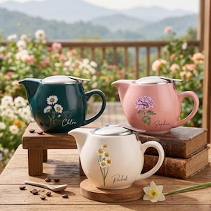 Può includere: Una tazza di ceramica bianca con manico nero e la scritta "But First, Coffee" in stile scritto a mano. La tazza è per bevande calde e ha una finitura lucida.