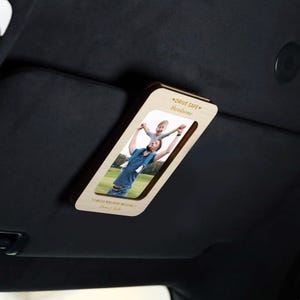 パーソナライズされたお父さんの車のバイザークリップギフト。安全運転のお父さんの車のバイザークリップ。カスタムキッズ写真。写真車の装飾。お父さんへの父の日ギフト。
