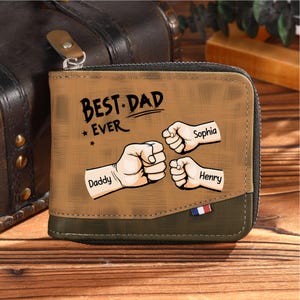 Cartera de cuero para hombre con nombre personalizado. Choque de puños de padre con niños. Regalo divertido para papá para el Día del Padre. Regalo de hija a papá.