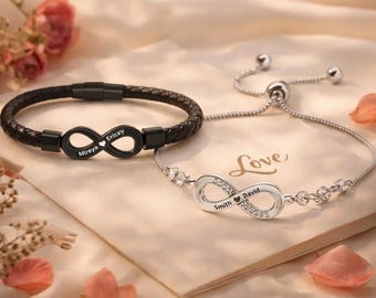 Puede incluir: Dos pulseras con símbolos de infinito. Una es una pulsera de cuero negro con un dije de infinito negro grabado con "Mireya" y "Ericaly". La otra es una pulsera de cadena plateada con un dije de infinito plateado grabado con "Smith" y "David".