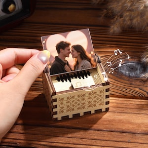 Caja de música de madera personalizada con canción personalizada. Caja de música con foto de pareja, regalo para madre, regalo de aniversario para esposa, regalo para ella, regalo para él.