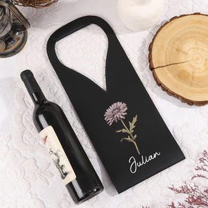 Portabotellas de cuero personalizado. Bolsa de vino con nombre y letra personalizados. Regalos para amantes del vino, papá o él. Regalo de flores para el mes de nacimiento. Regalos para el Día del Padre.