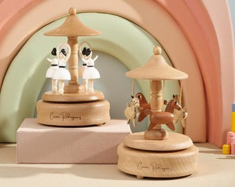Boîte à musique en bois personnalisée pour bébé. Souvenir musical de carrousel de ballerines en bois. Boîte à musique avec nom personnalisé, cadeau de baby shower. Cadeau d'anniversaire pour enfant