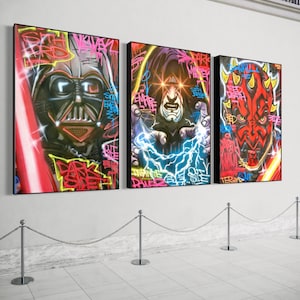 以下が含まれることがあります： ダース・ベイダー、パルパティーン皇帝、ダース・モールを描いた、額装されたスター・ウォーズのアートプリント3点。各アートワークは、鮮やかな色と大胆なラインのグラフィティスタイルのデザインです。プリントは白い壁に展示されています。