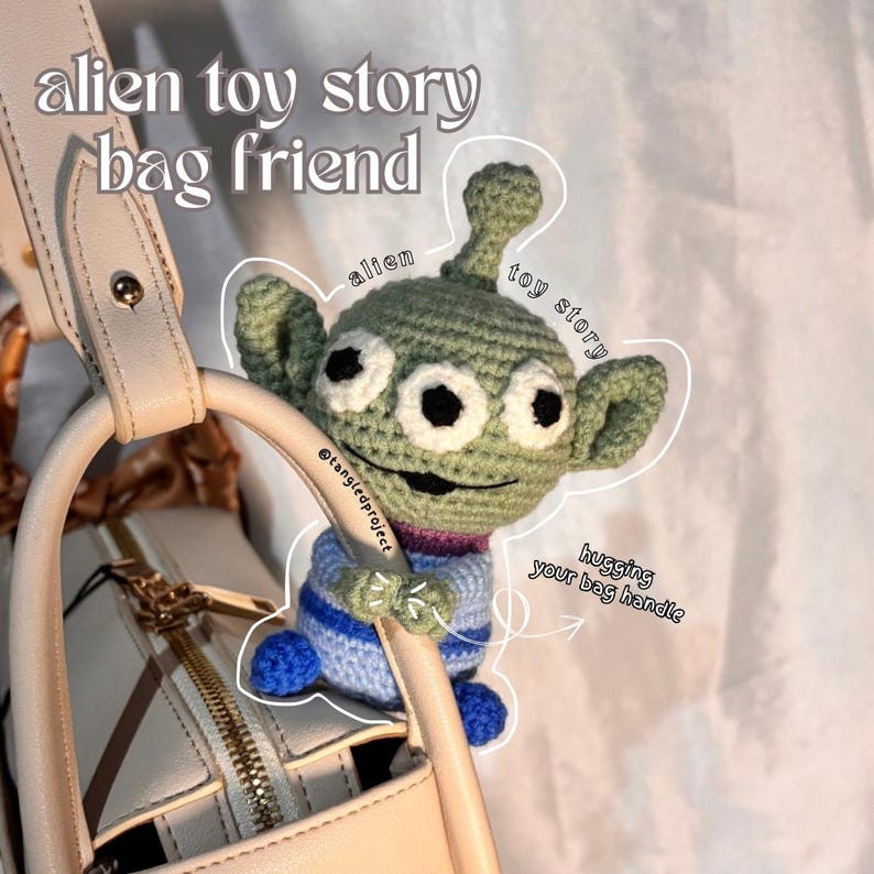 Peut inclure: Un ami de sac Alien Toy Story crochet&eacute; en vert, blanc, bleu et violet. L'alien serre une poign&eacute;e de sac &agrave; main beige. Le texte sur l'image se lit "alien toy story bag friend" et "hugging your bag handle".