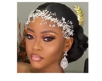 Enredadera para el cabello de novia con diamantes de imitación dorados o plateados: tocado floral para boda