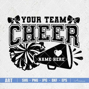 K&ouml;nnte beinhalten: Schwarz-wei&szlig;es Grafikdesign mit den Worten "YOUR TEAM CHEER" in einer College-Schriftart. Enth&auml;lt ein Megaphon mit einem Herzen, einen Pompon und zwei Schleifenakzente. Der Text "NAME HERE" befindet sich im Megaphon.