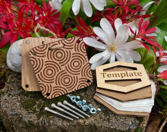 Puede incluir: Un conjunto de plantillas de madera para manualidades, que incluye una plantilla hexagonal con la palabra "Template" inscrita en ella, y una plantilla cuadrada con un patrón de círculos repetidos. Las plantillas se acompañan de tornillos y tuercas.