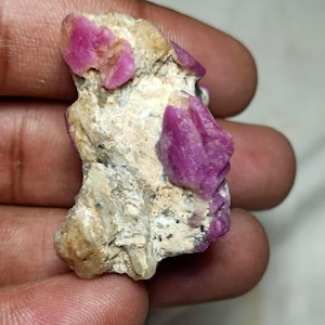 Naturlig rosa rubinkristall grov matrisprov | Rå mineralsamlarsten 106 ct