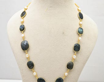 Collar de piedra labradorita natural y perlas blancas con cadena chapada en oro, joyería hecha a mano.