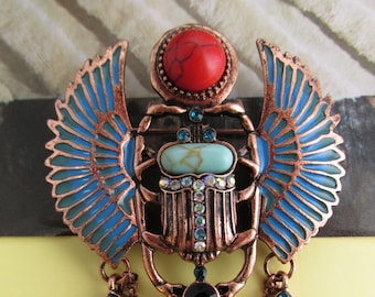 Collar con broche de escarabajo de estilo renacimiento egipcio, pin llamativo de turquesa y coral sintético