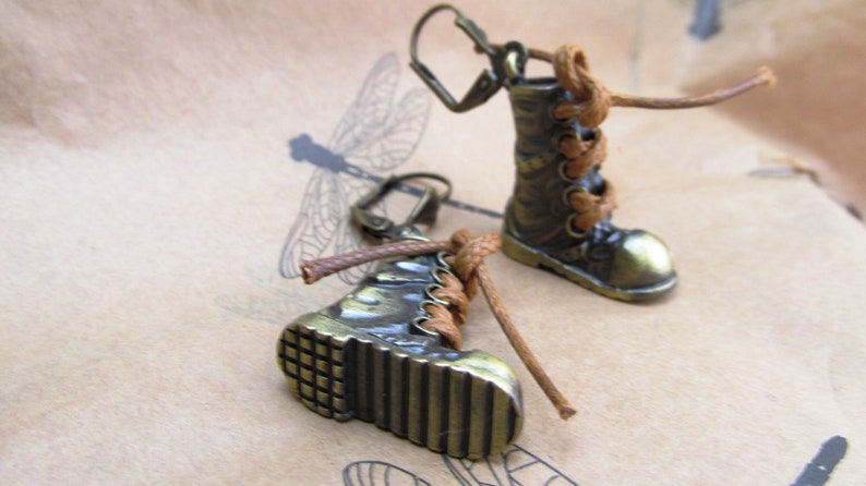 Boots earrings Hiking boot earrings bronze with hemp shoelaces.