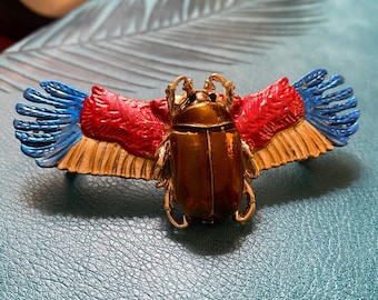 スカラベ エジプトのカブトムシ 太陽と羽を広げた虫 ヘアピン ピック