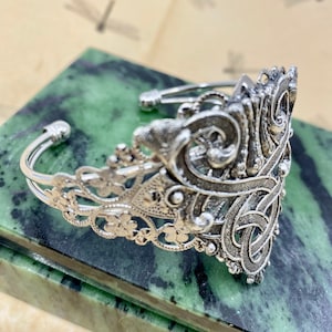 Pulseira de prata com nó celta. Lindas algemas ajustáveis e elegantes em filigrana. Intricate da MyElegantThings.