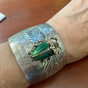 Art-Deco-Skarabäus-Armband, Silber, Harz und Kristall, smaragdfarbener Skarabäus, breiter, kräftiger Armreif, silberner Vintage-Armreif MyElegantThings