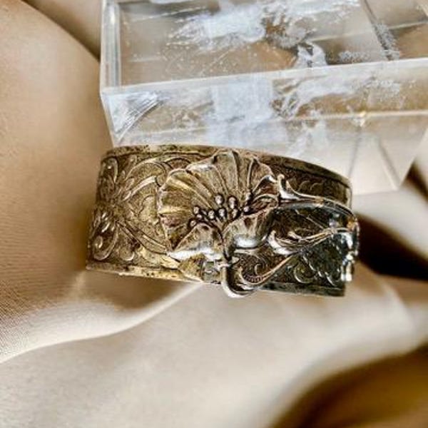 Brazalete de amapola de plata grabado a mano: diseño floral Art Déco