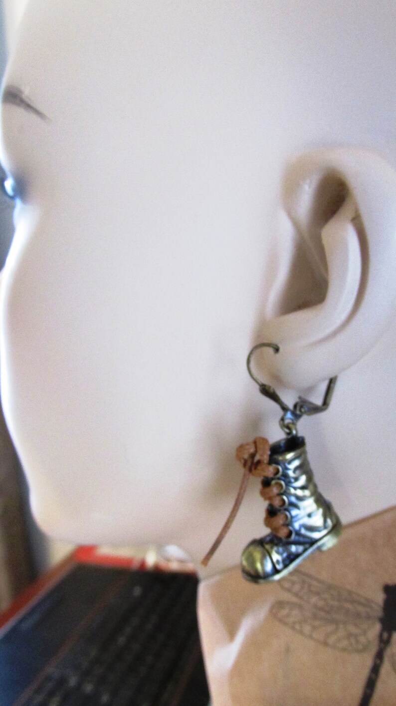 Boots earrings Hiking boot earrings bronze with hemp shoelaces.