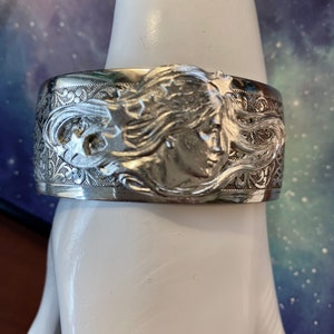 Bracelet manchette de style Art déco Alphonso Mucha Style Lady in the Garden Bracelet manchette en argent Argenté MyElegantThings