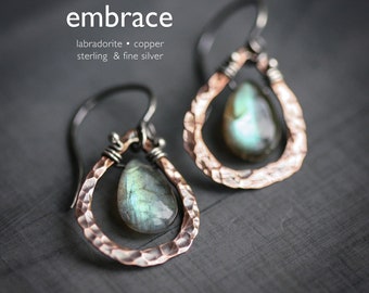 Embrace - Boucles d'oreilles en fil d'argent sterling avec briolettes de labradorite lisse et cuivre