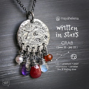 Collar de plata de ley con zafiro, peridoto y granate con sello zodiacal "Escrito en estrellas" - Cangrejo
