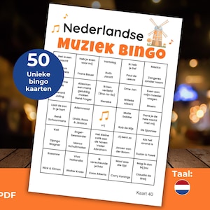 Op de afbeelding: Een witte bingokaart met de titel "Nederlandse Muziek Bingo" in oranje en zwart. De kaart heeft een raster van vakjes met Nederlandse songtitels en artiestennamen. Een blauwe cirkel toont "50 Unieke bingo kaarten".