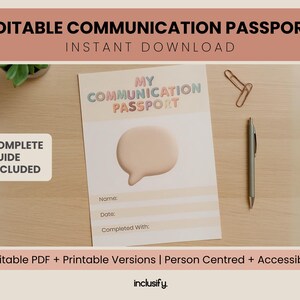 Può includere: Un passaporto di comunicazione con il titolo "MY COMMUNICATION PASSPORT" e una grafica a fumetto. Il passaporto include campi per nome, data e dettagli di completamento. Una penna e delle graffette sono sulla superficie di legno.