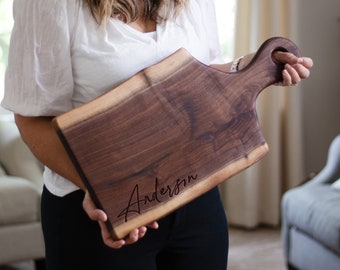 Personalisiertes Live Edge Walnut Charcuterie Board, rustikales Käsebrett