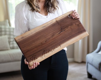 Live Edge Charcuterie Board Personalisiertes rustikales Käsebrett Benutzerdefinierte Walnussholzbrett Live Edge Board 5. Jahrestag Geschenk Hochzeitsgeschenk