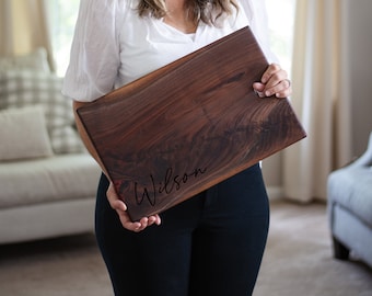 Graviertes Ahorn oder Schwarznuss Charcuterie Brett, Live Edge Holz, Hochzeitsgeschenk